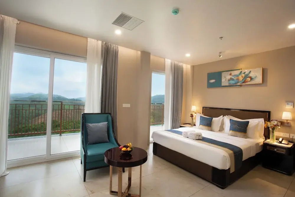 Le Crown Hotel