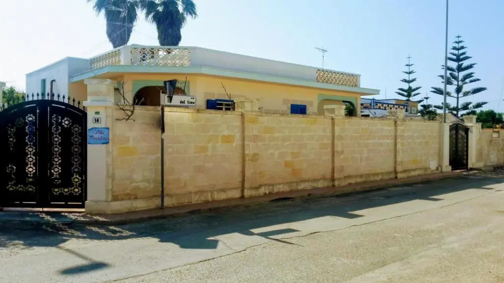 Apartment sleeps 4 in a villa 100m from the sandy sea