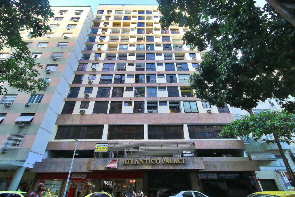 Linda Cobertura duplex com varanda e piscina e proximo da praia de Copacabana!
