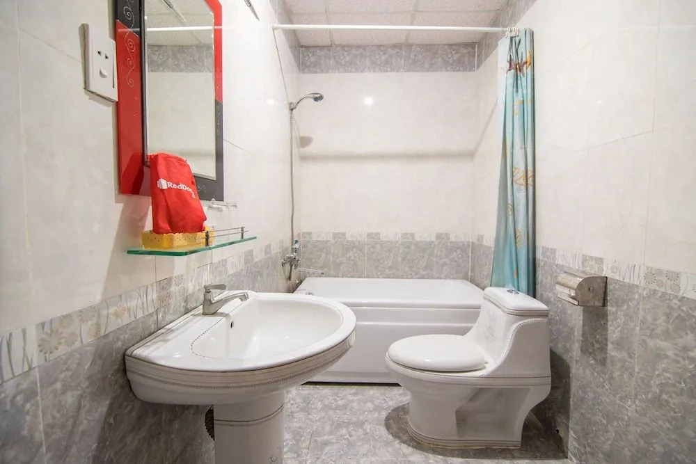 RedDoorz Plus near Tan Son Nhat Airport