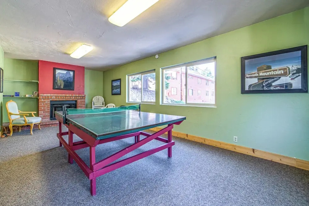 Mammoth Lakes Condo w/ Fireplace & Mountain Views