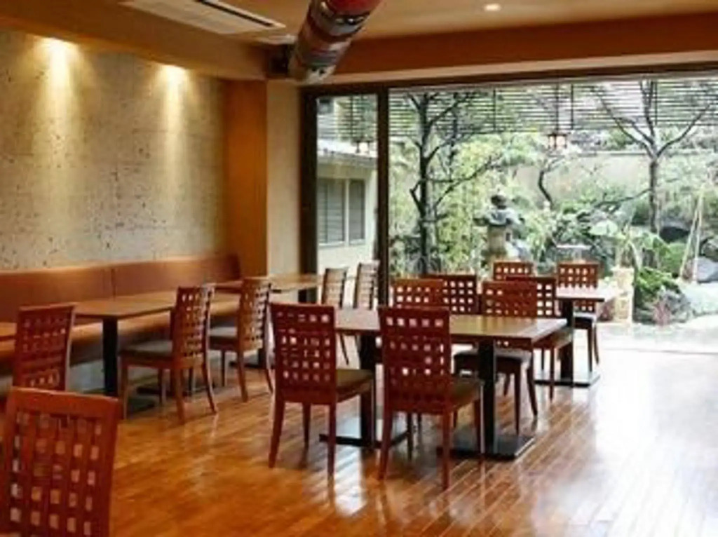Ryokan Asukasou at the entrancne of Nara park