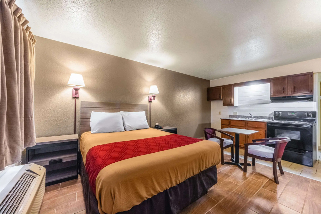Econo Lodge San Marcos University Area
