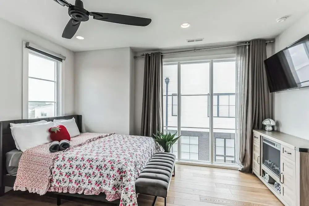 Chic Townhome for 10 W/rooftop