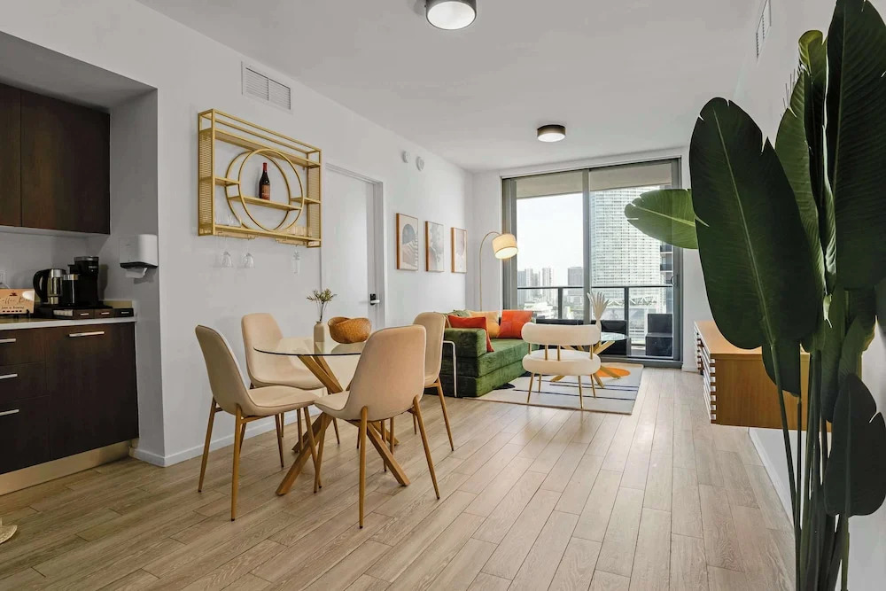 Downtown Miami 2BR Skyline Bay View Balcony Corner Suite Luxepad