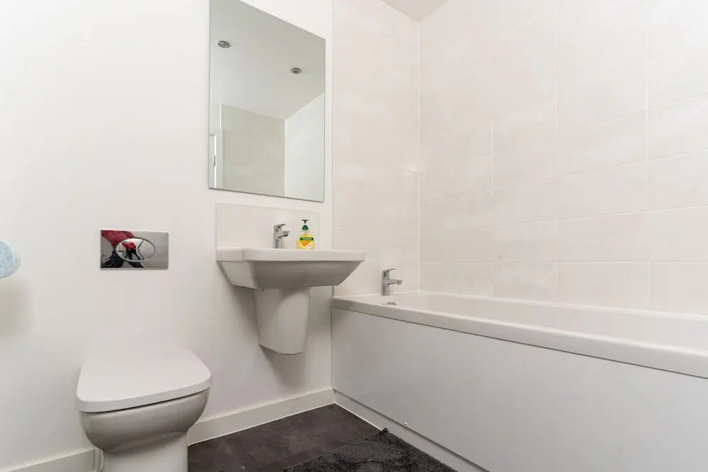 Charming 3-bed House in Glasgow With Free Parking