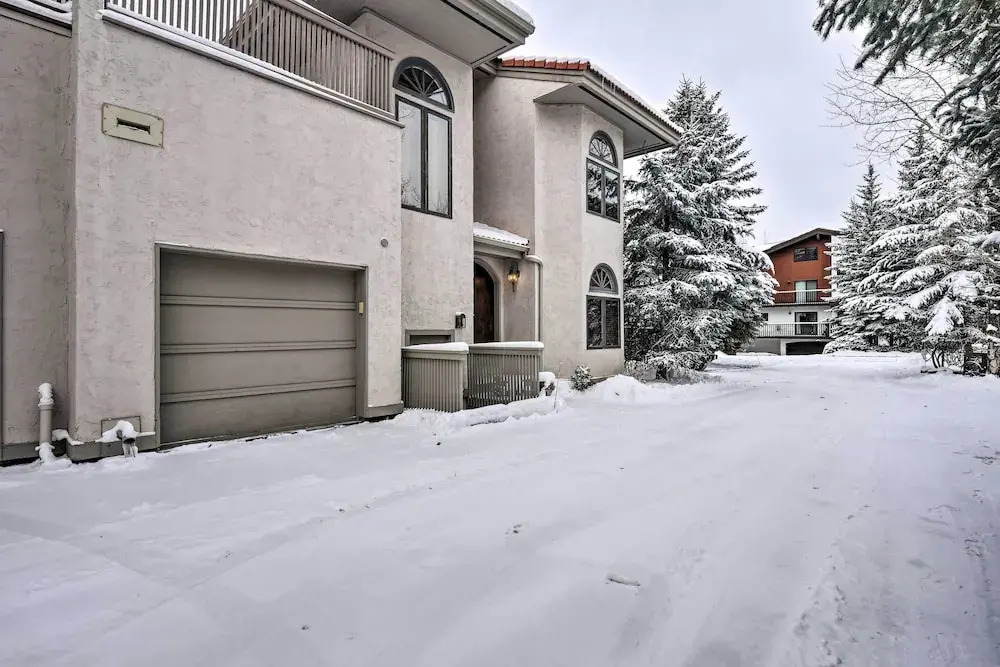 Townhome ~ 4 Mi to Beaver Creek & 8 Mi to Vail!