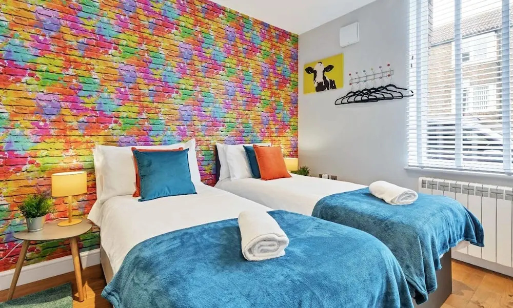 Rainbow Studio - Spacious City Centre - Close to sea - Sleeps 1 to 3 Guests