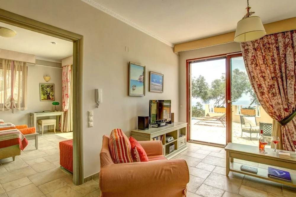 Kalliope Villa - Classic Modern With a Splash of Glam
