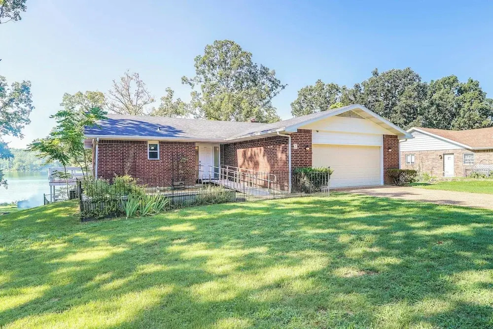 Lakefront Arkansas Escape w/ Grill, Dock & Kayaks!