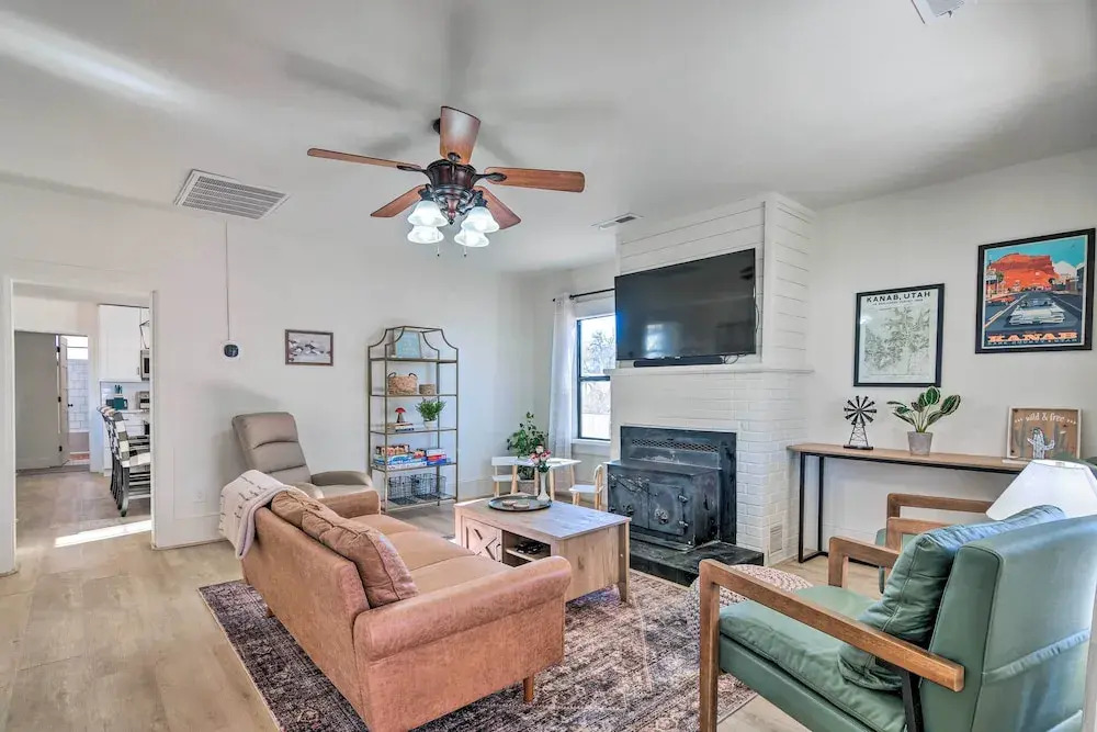 Modern Kanab Home: Fire Pit, Red Rock Views