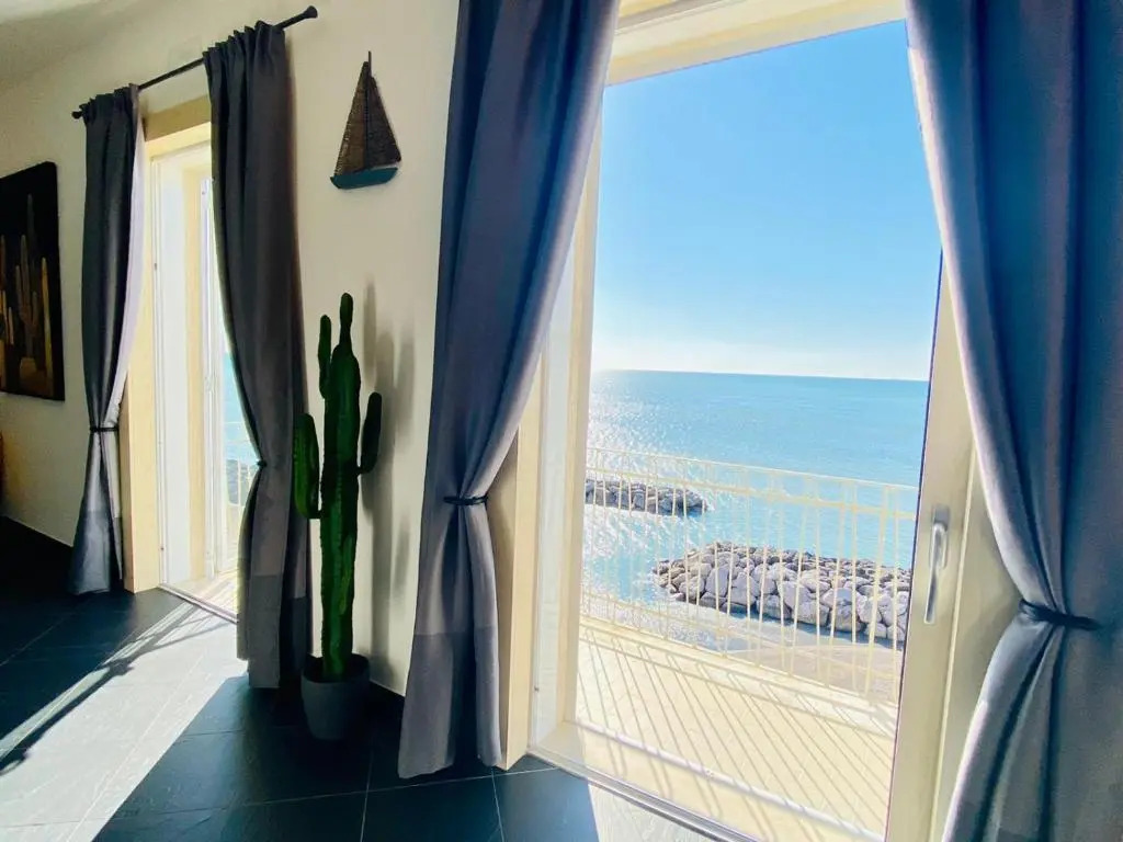 Sea View Apartment 5 mt from the beach