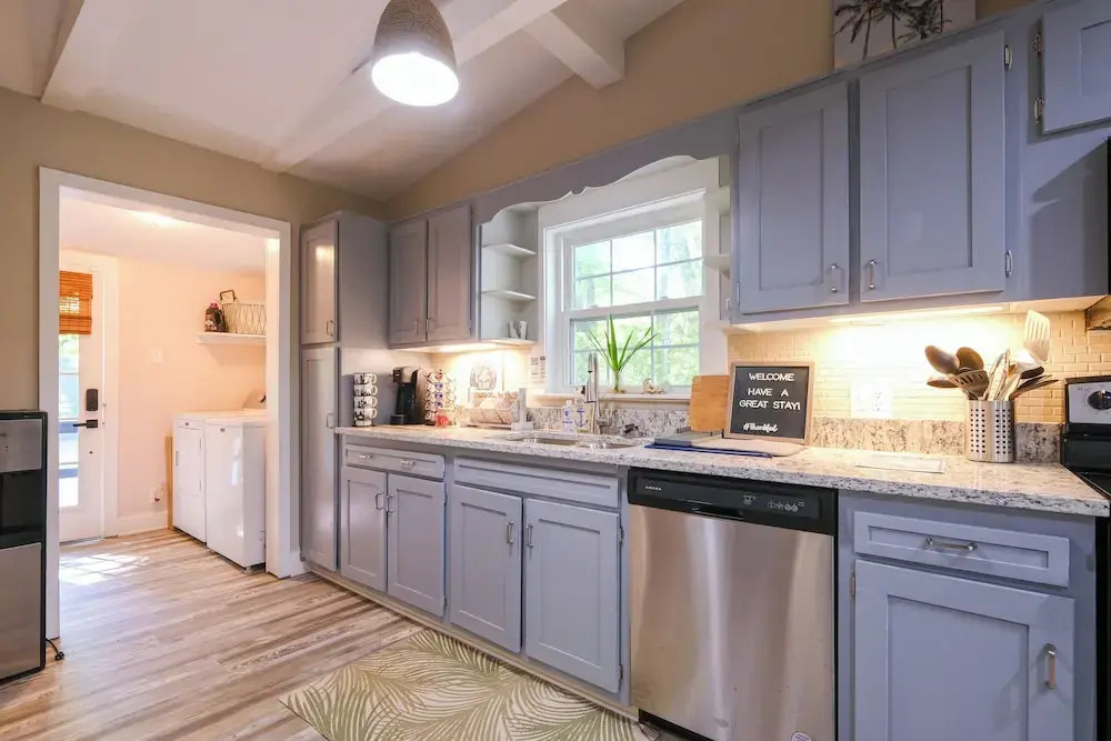 Adorable Beach Cottage w/ Hot Tub & Tropical Bar!