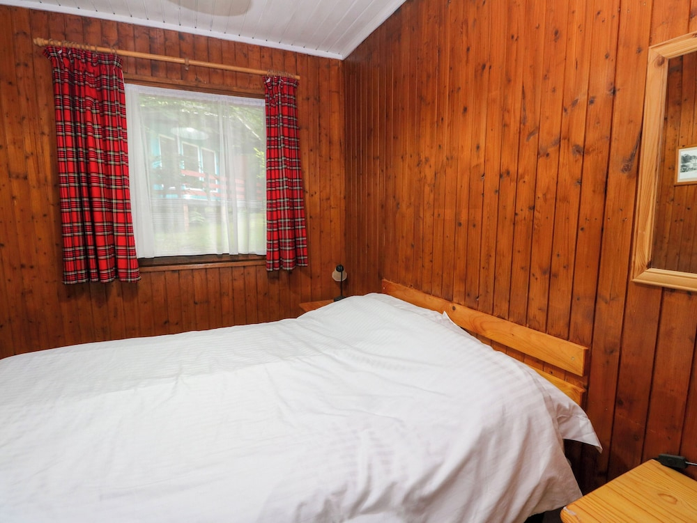 Lodge 2 - "rowan"