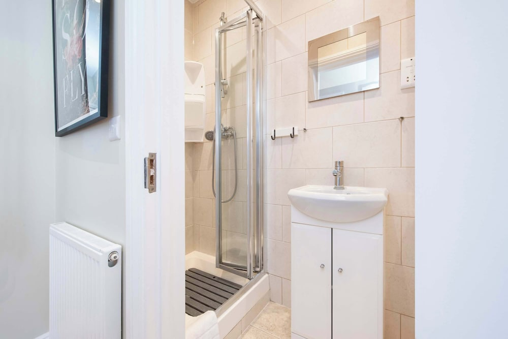 Charming Central London Retreat by Frankie Says