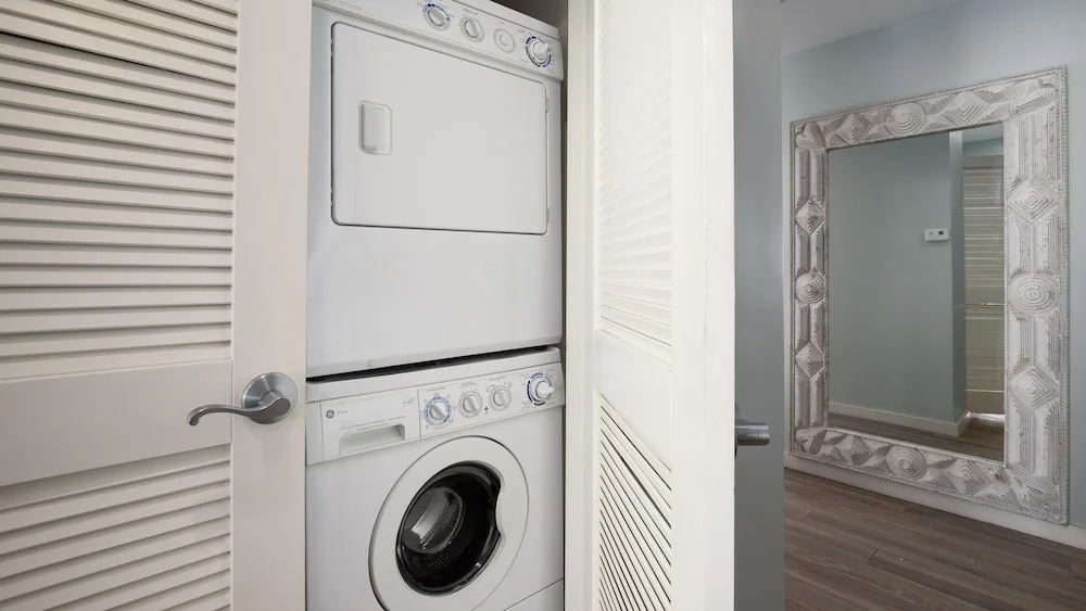 Luau I 7402/7404 - Flr14 - 3BR 3BA - "hurry Sundown"