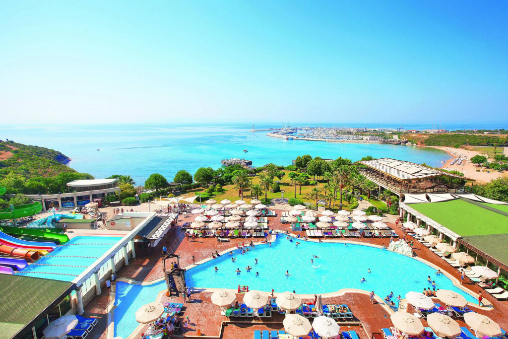 LAUR HOTELS Experience & Elegance