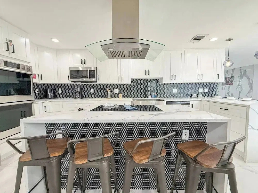 Modern Escape Chef s Kitchen Private Yard