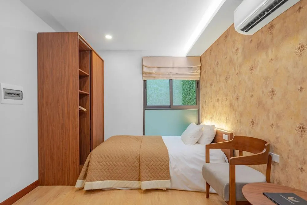 22Land Moon West Lake