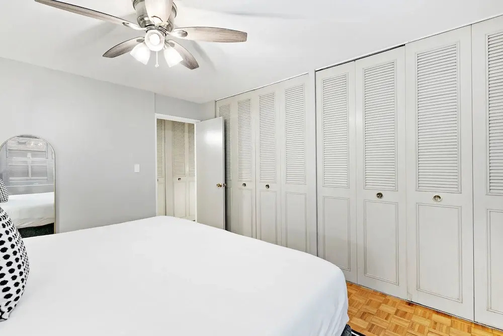 1BR Apt Near Shops in Lakeview