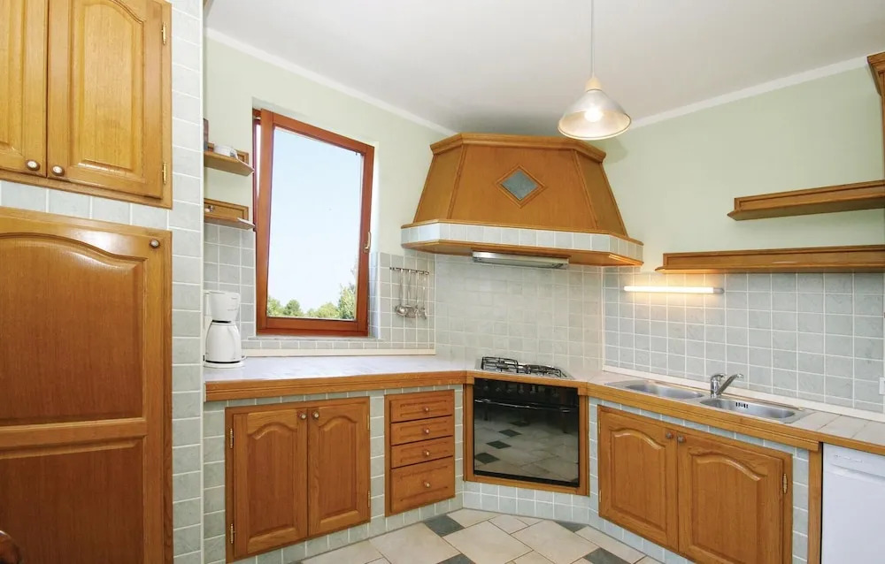 Nice Home in Stari Grad With Wifi and 4 Bedrooms