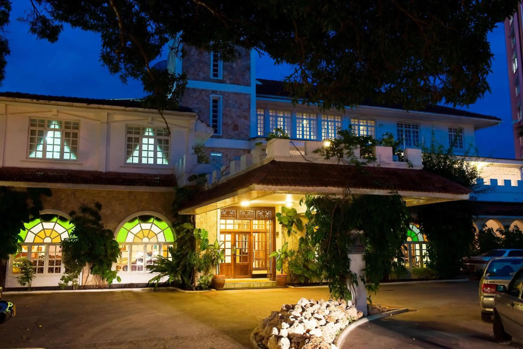 Отель Protea by Marriott Dar es Salaam Courtyard