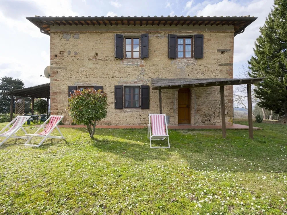 Quaint Farmhouse in Montespertoli With Swimming Pool