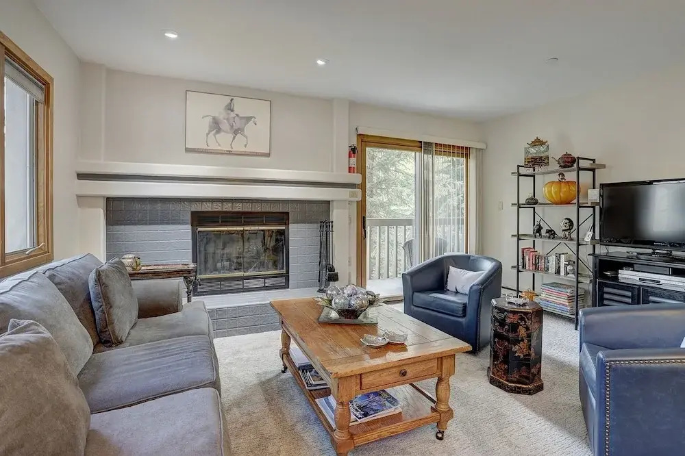 Newly Remodeled Spacious 1 Bedroom 1 Condo by RedAwning
