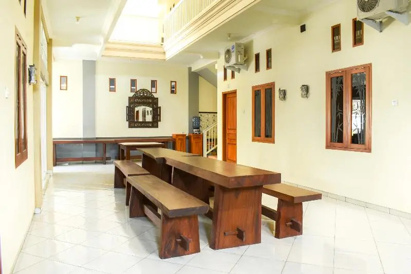 OYO 1642 Penginapan Anggrek Syariah 2