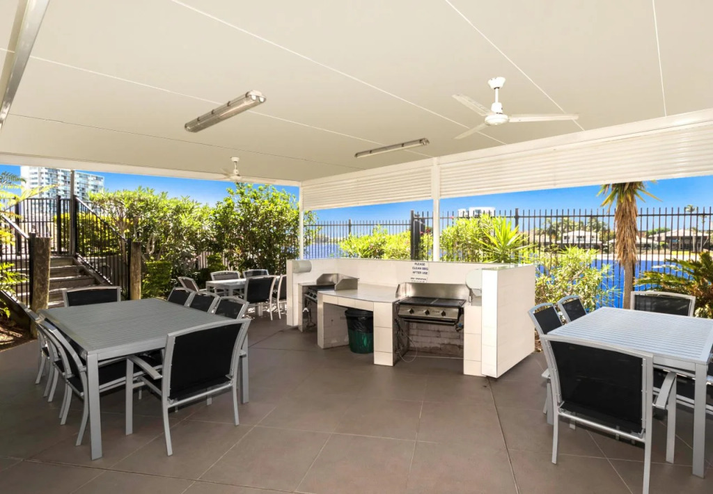 Moorings On Cavill Surfers Paradise