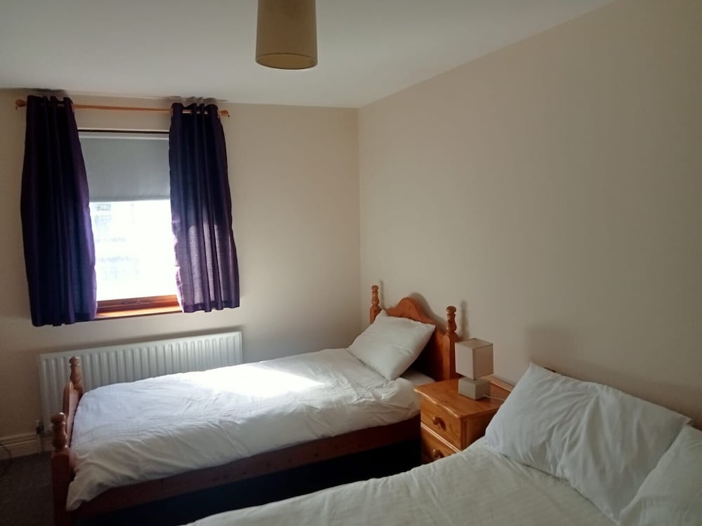 Central 2-bed Apt, Sleeps 5 Above Great Derry Pub