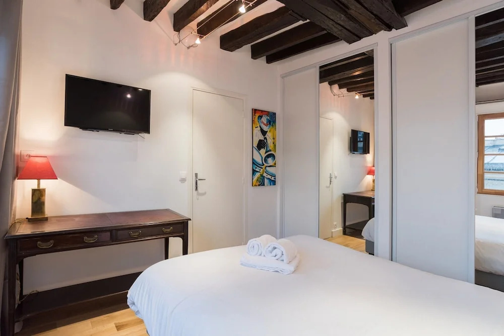Temple - Le Marais Apartment