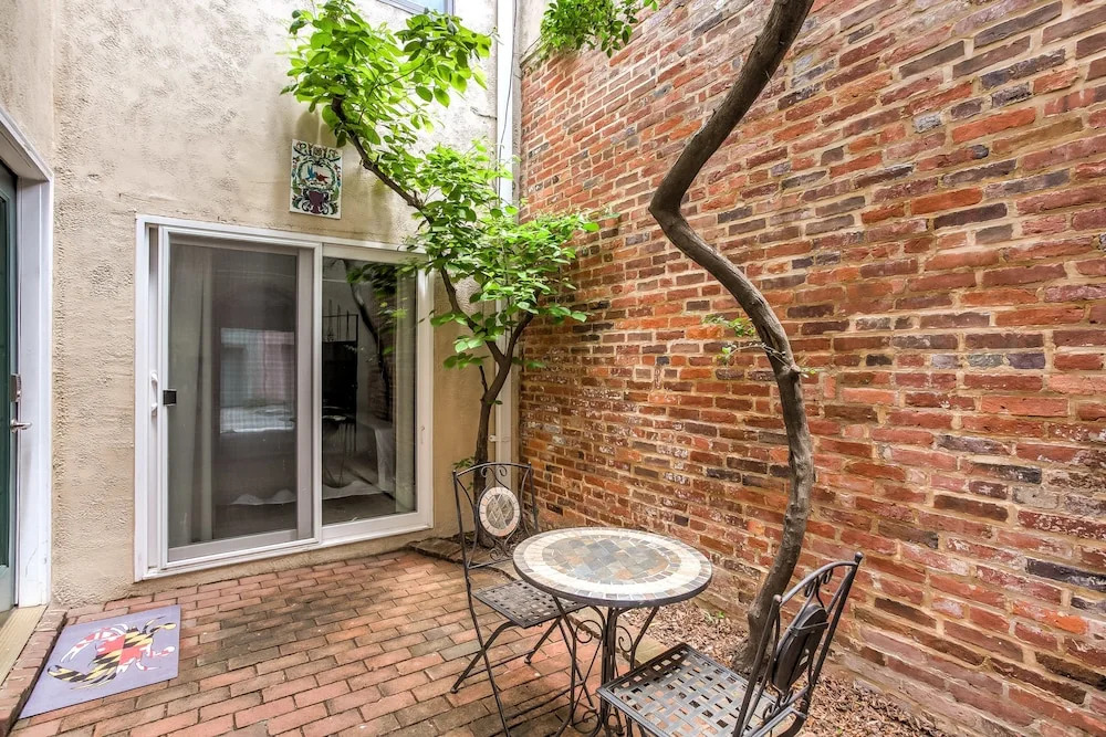Upscale Home 2 Blocks From Harbor W/2-car Garage