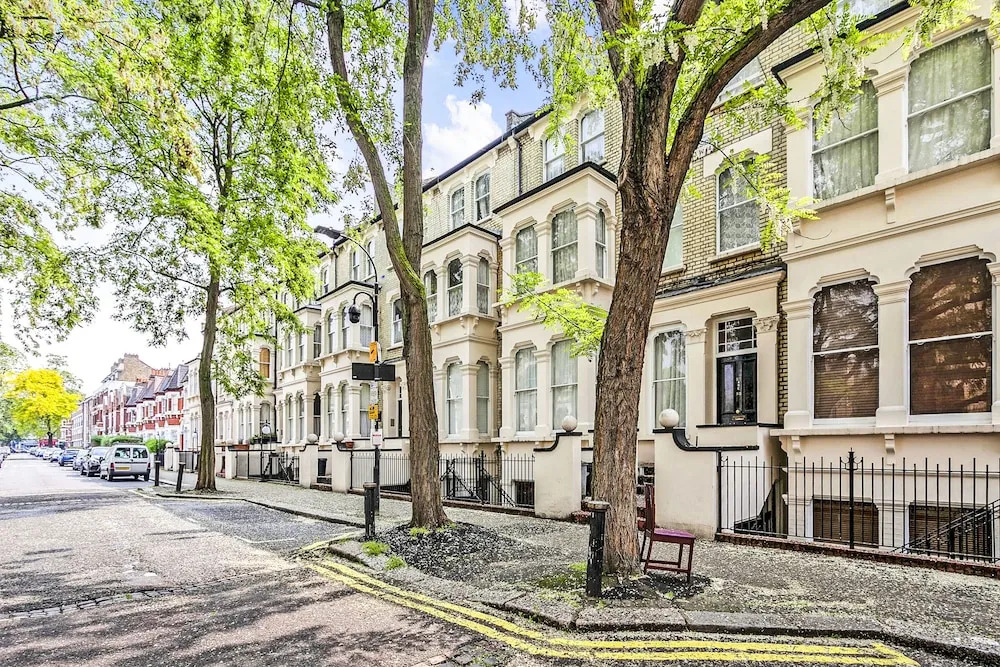 Elegant Shepherds Bush Home by Kensington Olympia