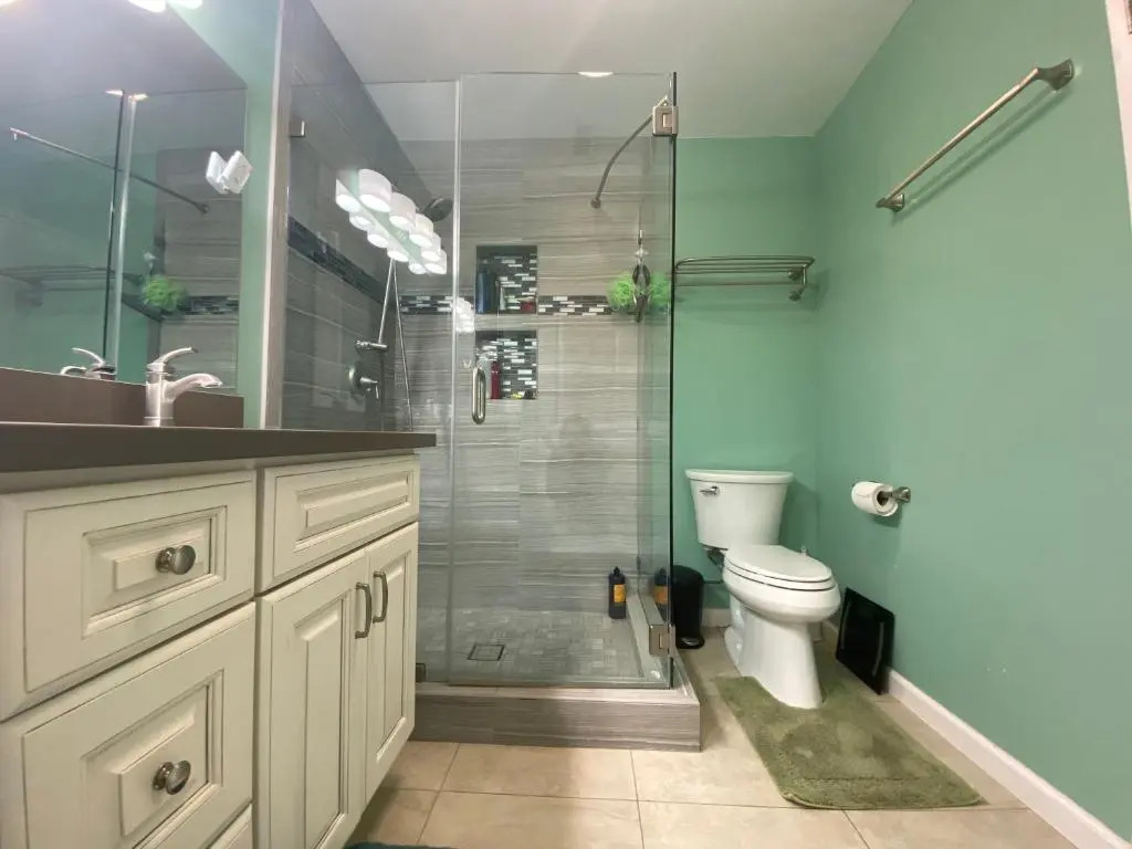 Costa Mesa Homestay - Private Rooms with 2 Shared Baths and Hosts Onsite
