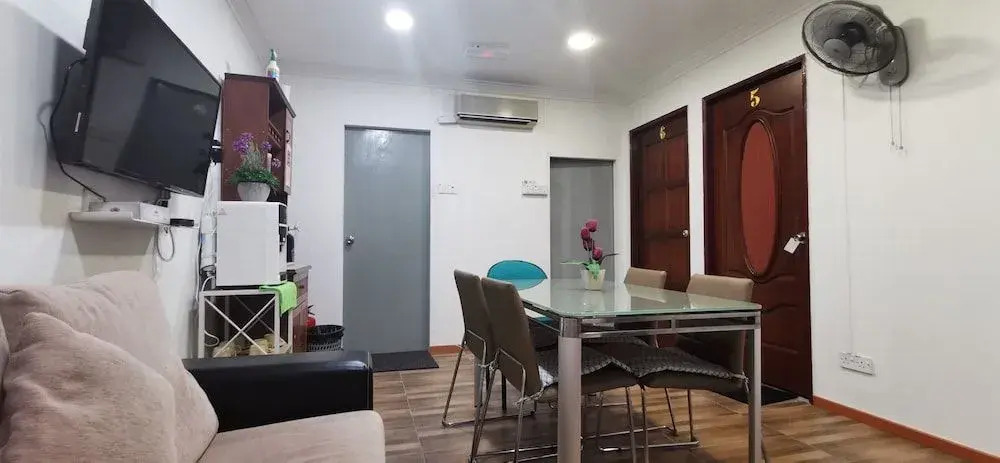 OYO Home 90372 Greybirds Hostel