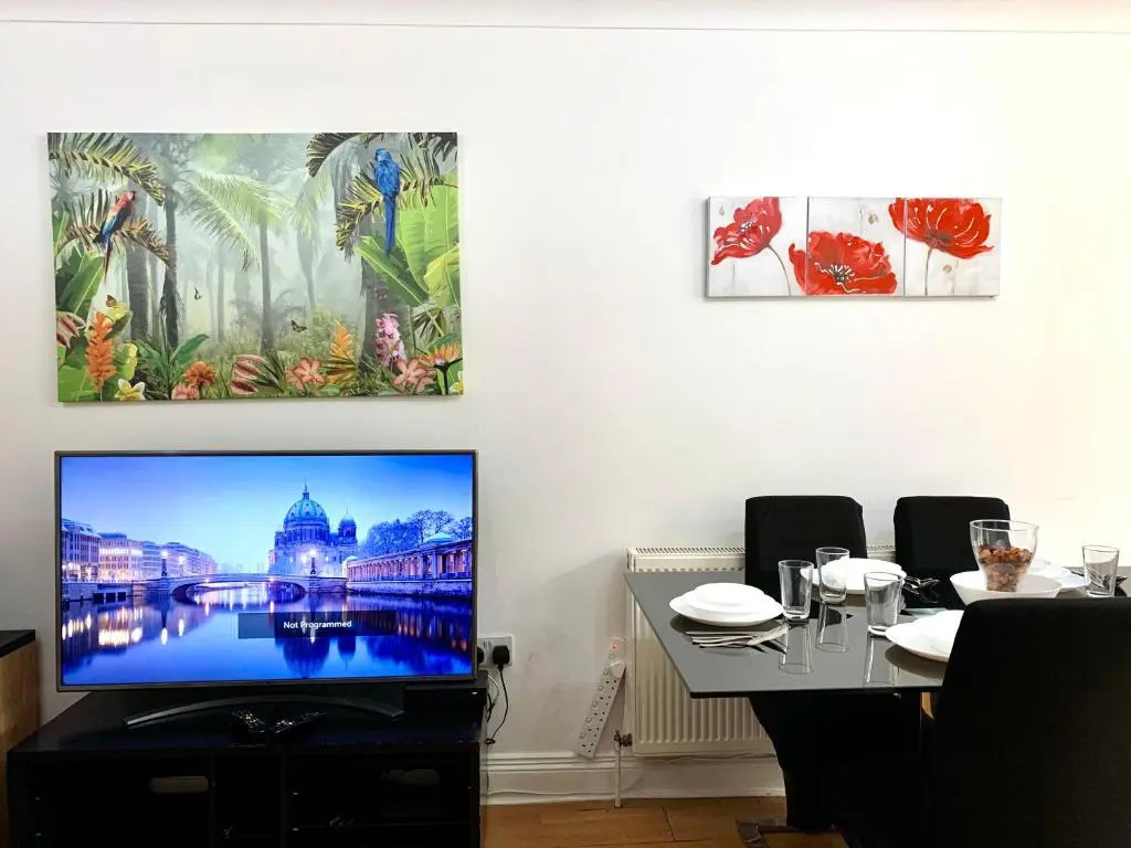 London 4 Bedrooms 3 Bathrooms with Garden House