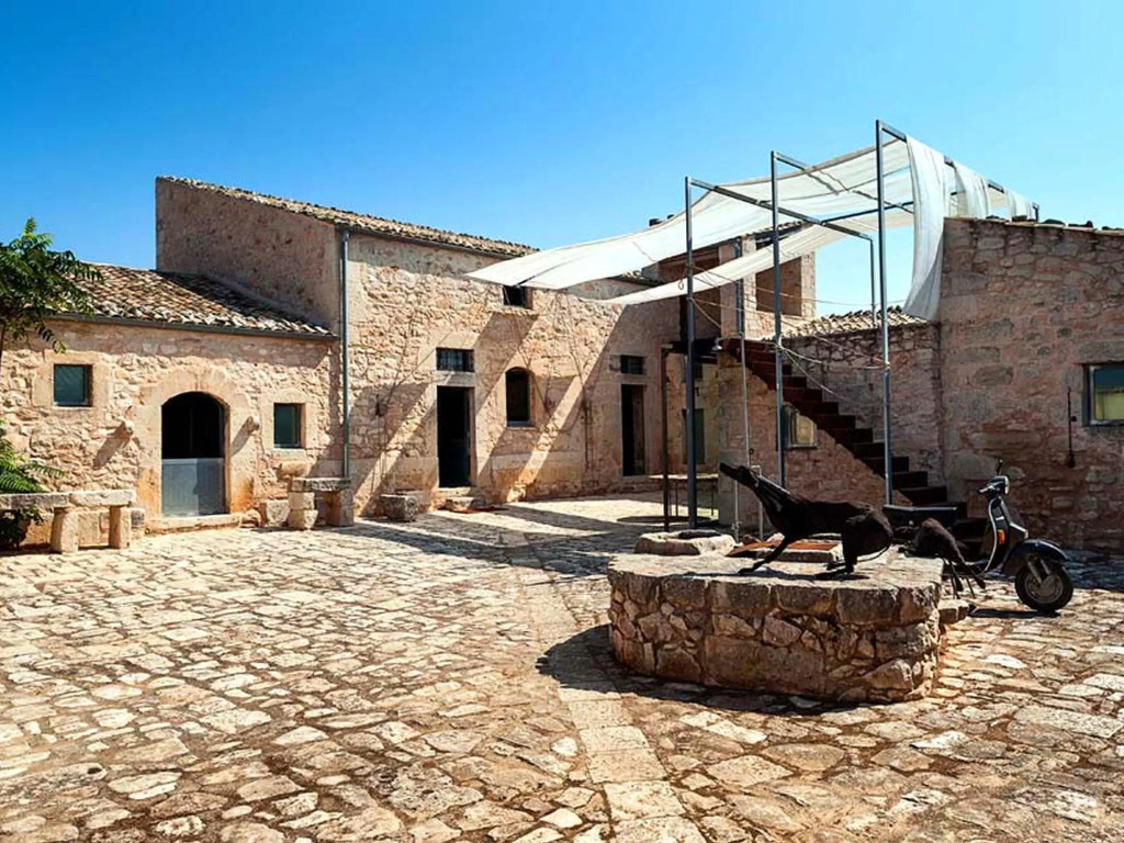 Lush Holiday Home in Ragusa with Pool & Antique Interiors