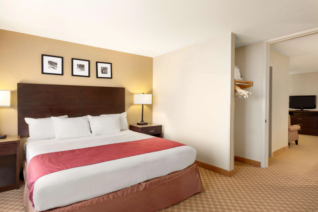 Country Inn & Suites by Radisson, Near The National Sports Center, Coon Rapids, MN