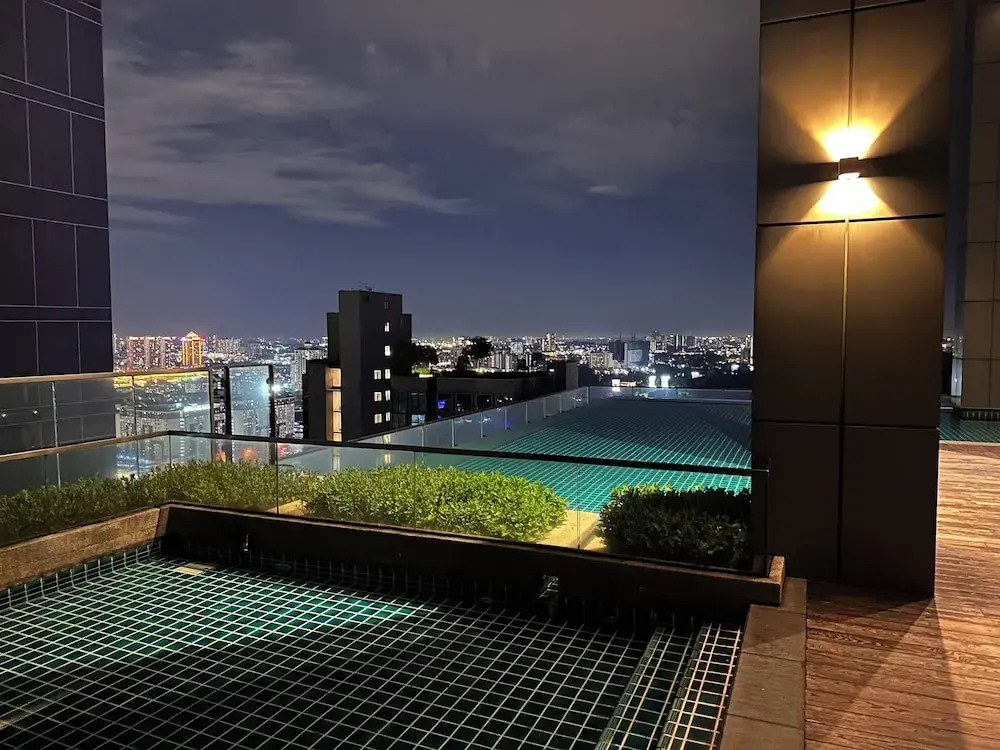 Skyline Luxe 4BR Retreat with En-suite Icon City