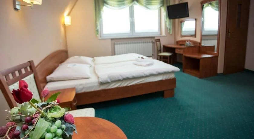 OBERŻA POD RÓŻĄ restauracja, sauny, jacuzzi