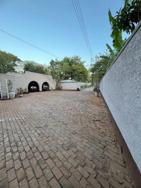4-bedroom Retreat With Lush Gardens Pool- 2346
