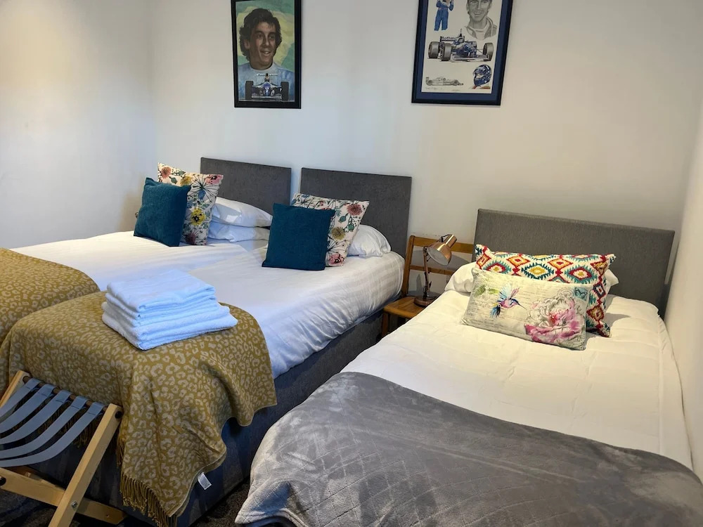 Duplex Barge Cinema Room 6 Ensuite Double-triple Bedrooms Great Social Spaces