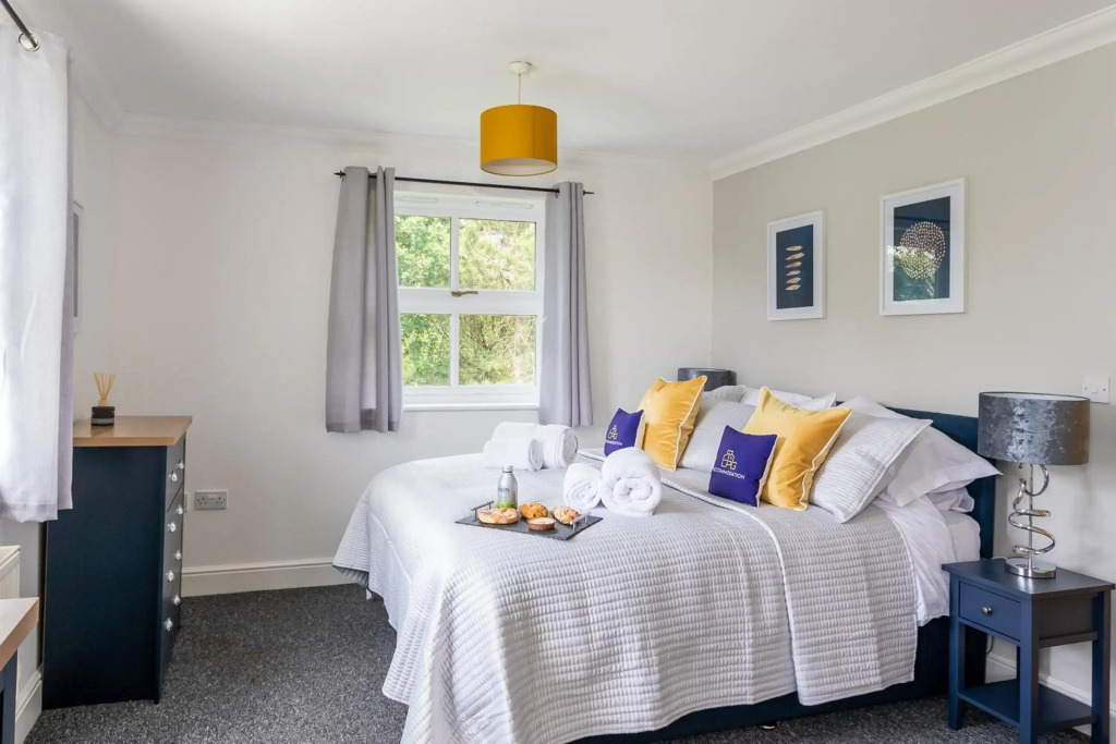 3 Bedroom Apartment, Medbourne MK, Free Parking & Fast WiFi, 65 Inch Smart TV