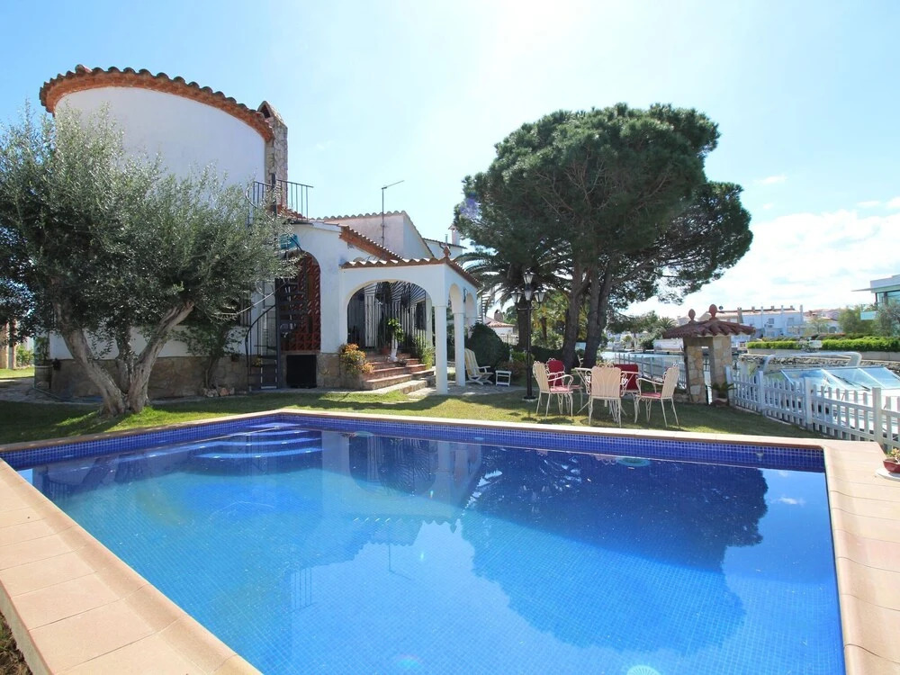 Majestic Holiday Home in Empuriabrava With Private Swimming Pool, Garden and Mooring