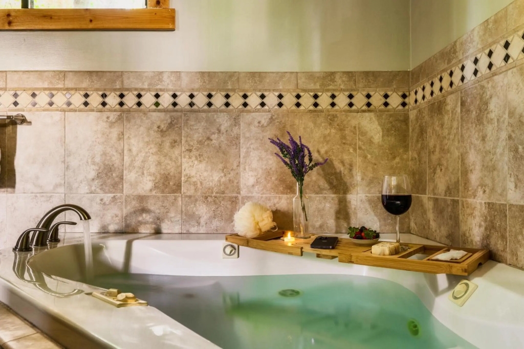 3-MasterSuites-GorgeousViews-GameRm-HotTub-Gburg7min-Ober5min-Bears!