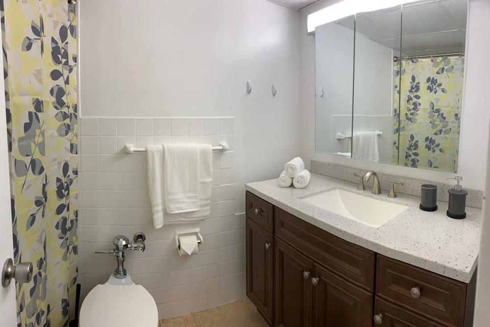 Beautiful cozy 1br apartment walk from the ocean!
