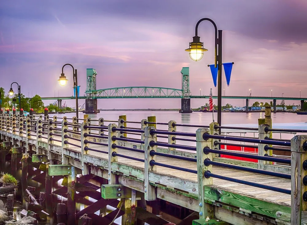 Super-chic Riverside - 2 Blocks From Water 1 Bedroom Condo