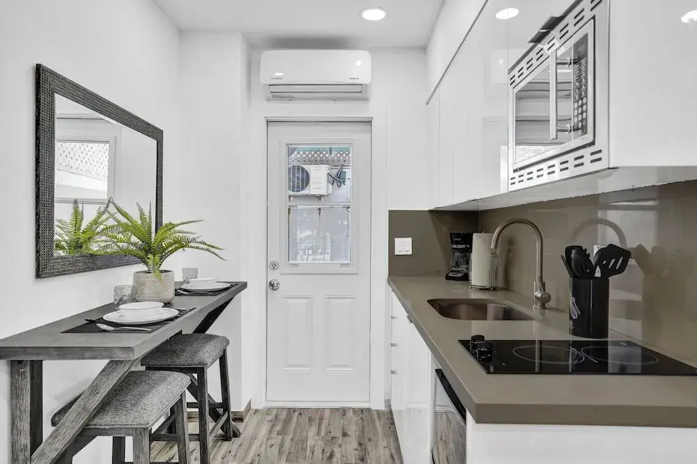 Newly Renovated Apt #2 w/ Parking Close to Beach