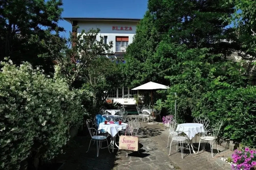 Hotel Plaza Rooms & Coffee